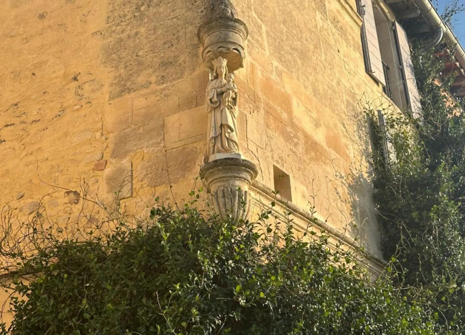 Maison Charmante Au Bord Du Rhone. Arles Frankreich
